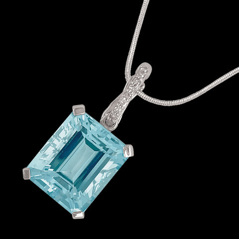 9ct white gold aquamarine pendant